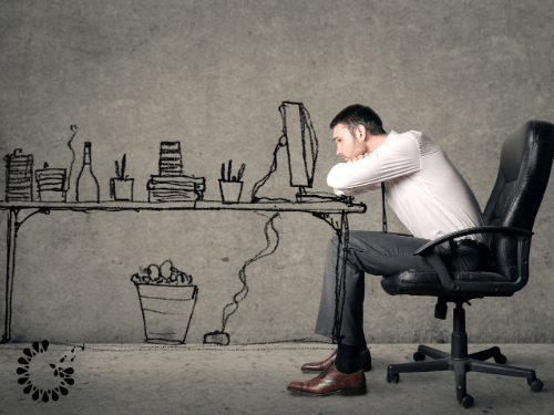 Profesional emprendedor agotado cuestionando si su modelo de negocio está alineado a su propósito de vida